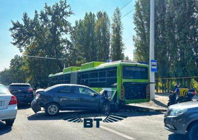 В Алмазарском районе Ташкента автомобиль Cobalt столкнулся с автобусом King Long - podrobno.uz - Узбекистан - Ташкент