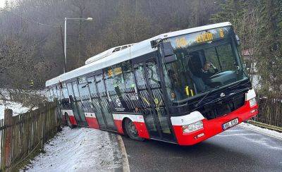 Из-за гололеда автобус в Праге попал в «не совсем аварию» - vinegret.cz - Чехия - Прага