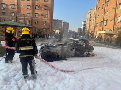 В Ташкенте в жилом дворе сгорел автомобиль. Видео - podrobno.uz - Узбекистан - Ташкент - район Янгихаетский