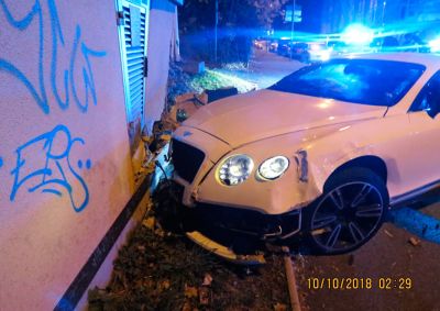 В Чехии водитель разбил свой Bentley, скрываясь от полиции: видео - vinegret.cz - Чехия