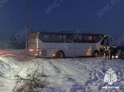 Автобус съехал с дороги после того, как водителю стало плохо за рулем - afanasy.biz - Тверская обл.