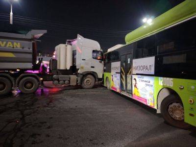 В Ташкенте автобус MAN столкнулся с грузовым автомобилем Sinotruk. Видео - podrobno.uz - Узбекистан - Ташкент